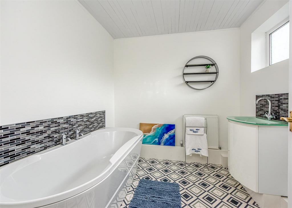 6 St Johns close-Bathroom.jpg