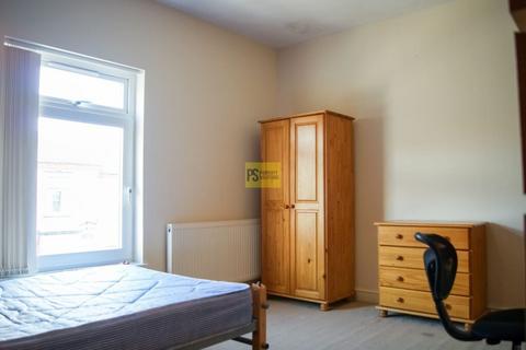 3 bedroom terraced house to rent, Milner Road, Birmingham B29