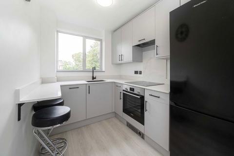 2 bedroom flat for sale, Brockley Combe, Weybridge KT13