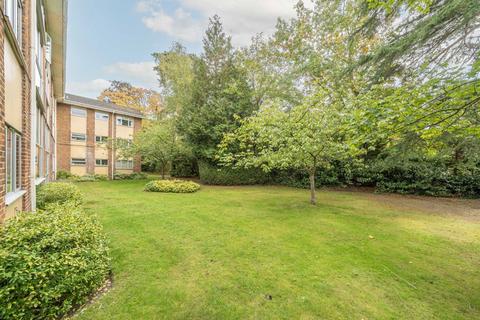 2 bedroom flat for sale, Brockley Combe, Weybridge KT13
