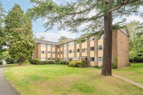 2 bedroom flat for sale, Brockley Combe, Weybridge KT13