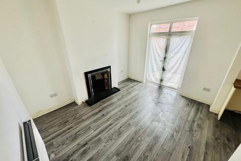 3 bedroom semi-detached house to rent, Richmond Road, Dudley, DY2 8QL