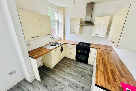 3 bedroom semi-detached house to rent, Richmond Road, Dudley, DY2 8QL