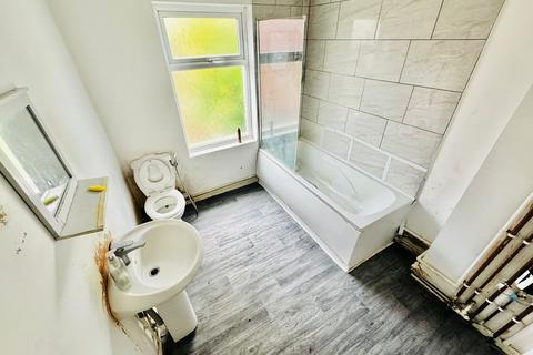 3 bedroom semi-detached house to rent, Richmond Road, Dudley, DY2 8QL