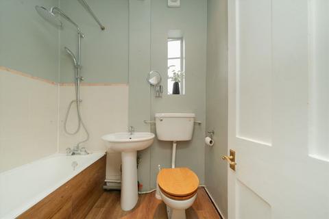 Studio to rent, Elsham Road, London W14