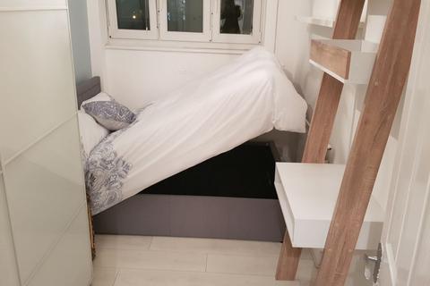 1 bedroom in a flat share to rent, Barnabas house, Central street, EC1V