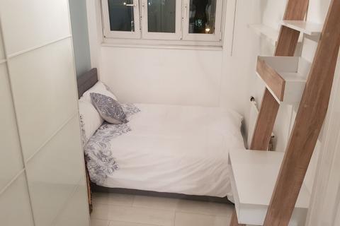 1 bedroom in a flat share to rent, Barnabas house, Central street, EC1V