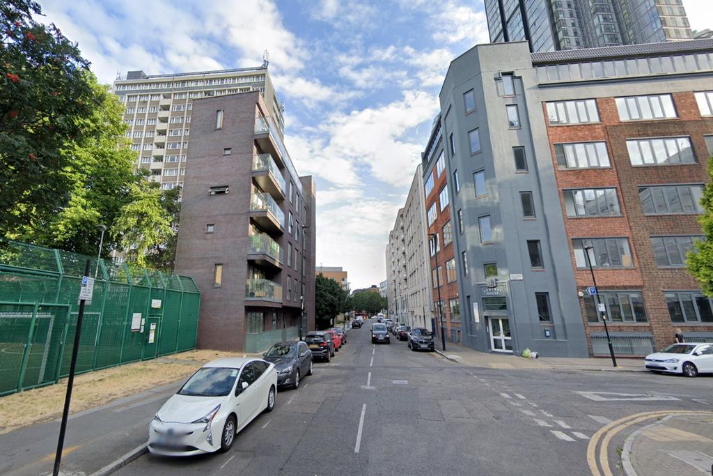 Refurbished apartment by city road   private balc