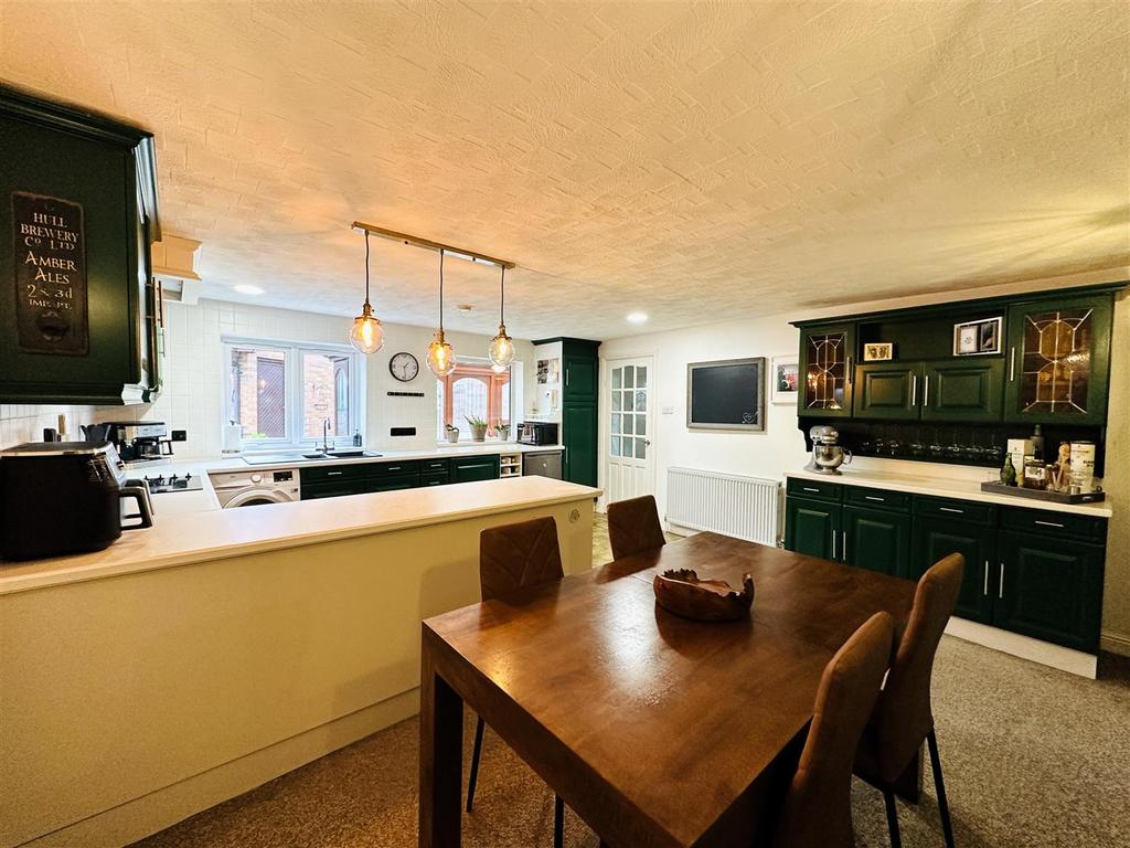 Kitchen diner.jpg