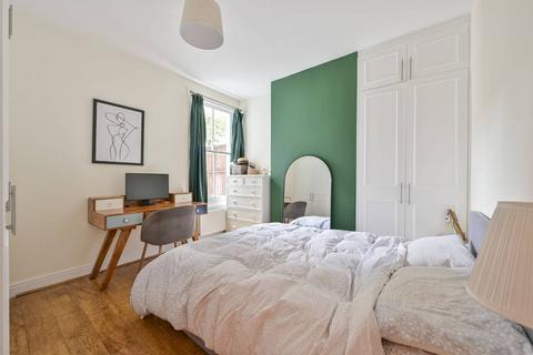 2 bedroom flat to rent, Treport Street, Earlsfield, London, SW18