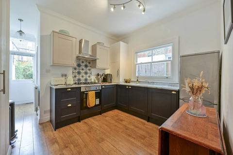 2 bedroom flat to rent, Treport Street, Earlsfield, London, SW18