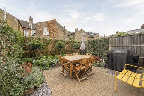 2 bedroom flat to rent, Treport Street, Earlsfield, London, SW18