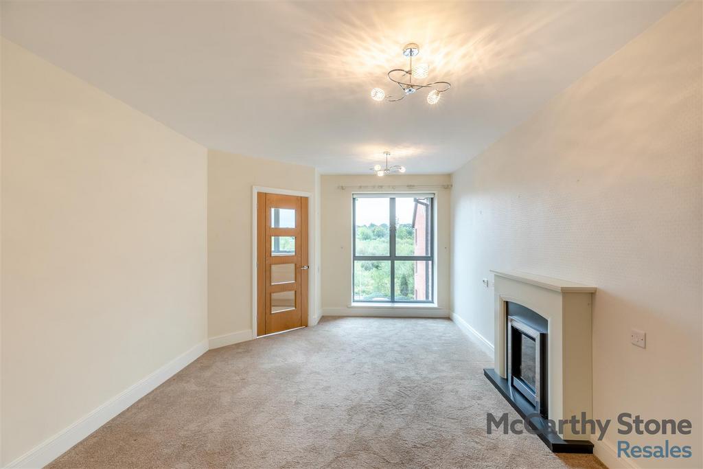 8663831-interior10.jpg