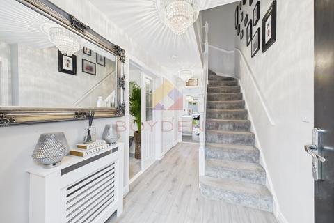 5 bedroom detached house for sale, Loveden Way, Dunmow CM6