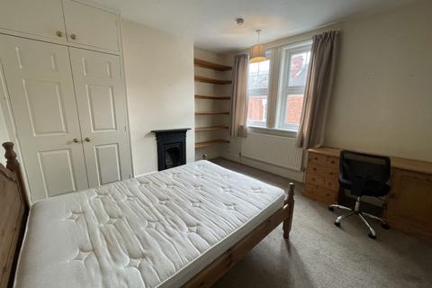3 bedroom terraced house to rent, Montague Road, Leicester