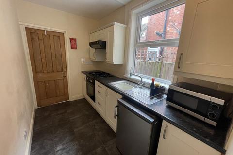 3 bedroom terraced house to rent, Montague Road, Leicester