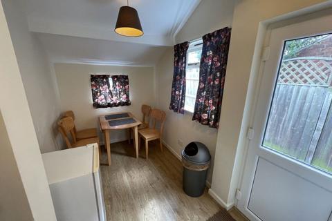 3 bedroom terraced house to rent, Montague Road, Leicester