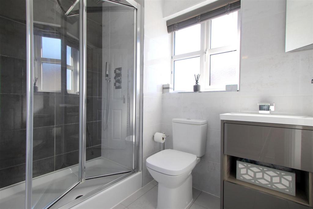 Bed 2 ensuite.JPG