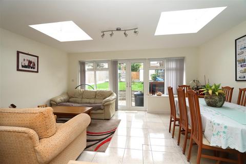 3 bedroom semi-detached house for sale, Mayfield Gardens, Brentwood