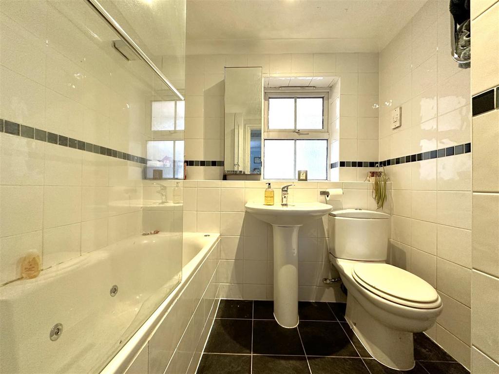Family Bathroom 457