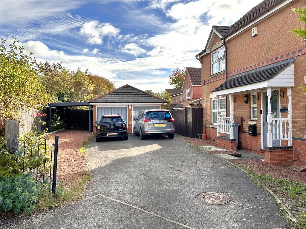 Substantial Driveway &amp; Double Garage 913