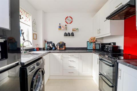 2 bedroom flat for sale, Newbridge Close, Broadbridge Heath, Horsham