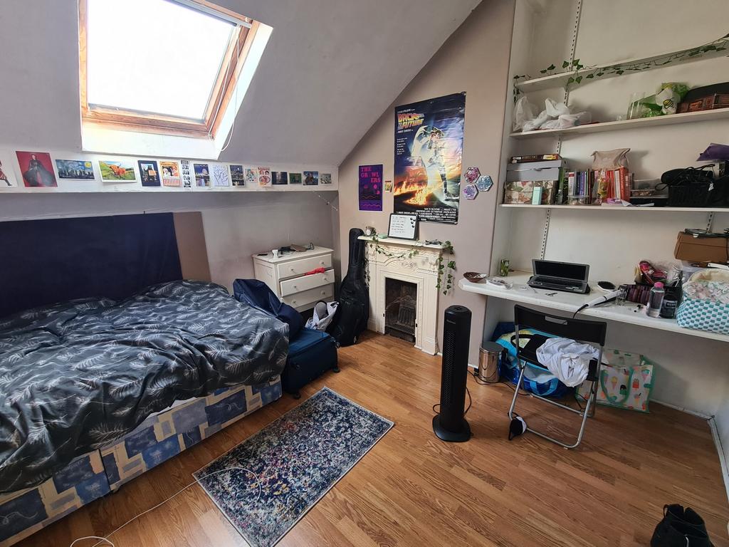 A cozy bedroom featuring a comfortable double b...