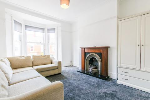 3 bedroom apartment to rent, Newlands Road, High West Jesmond, NE2