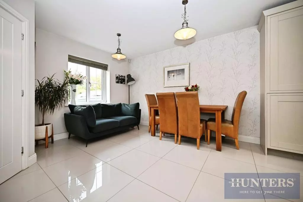 4 bedroom detached house for sale - Photo 9