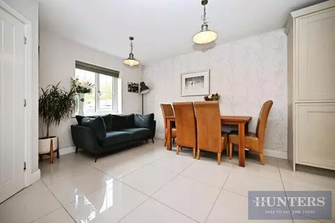 4 bedroom detached house for sale - Photo 8