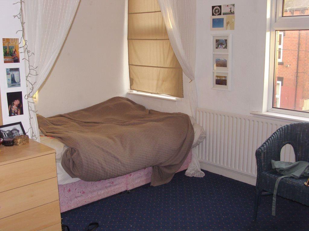 A cozy double bedroom featuring a neatly made b...