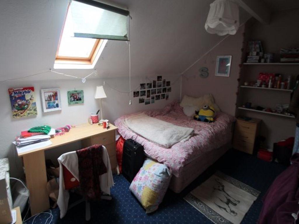 A cozy double bedroom with a comfortable bed, s...