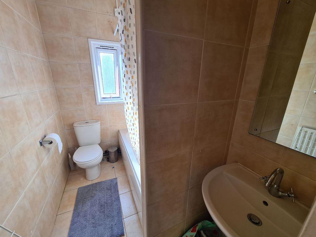 A spacious and well-maintained bathroom featuri...