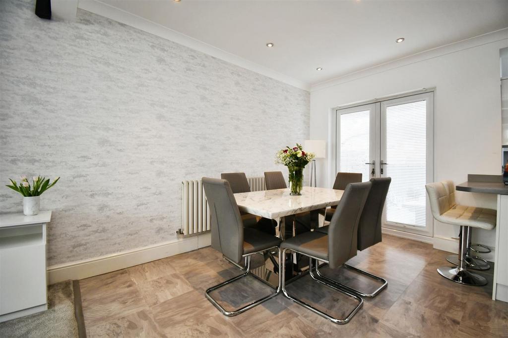 Lounge/Dining Room