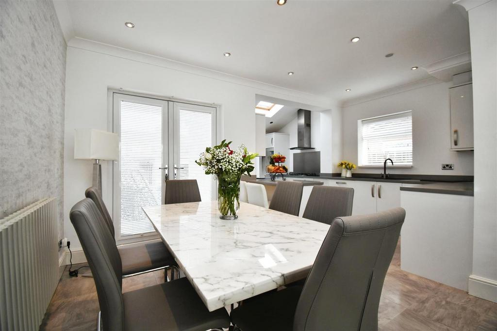 Lounge/Dining Room