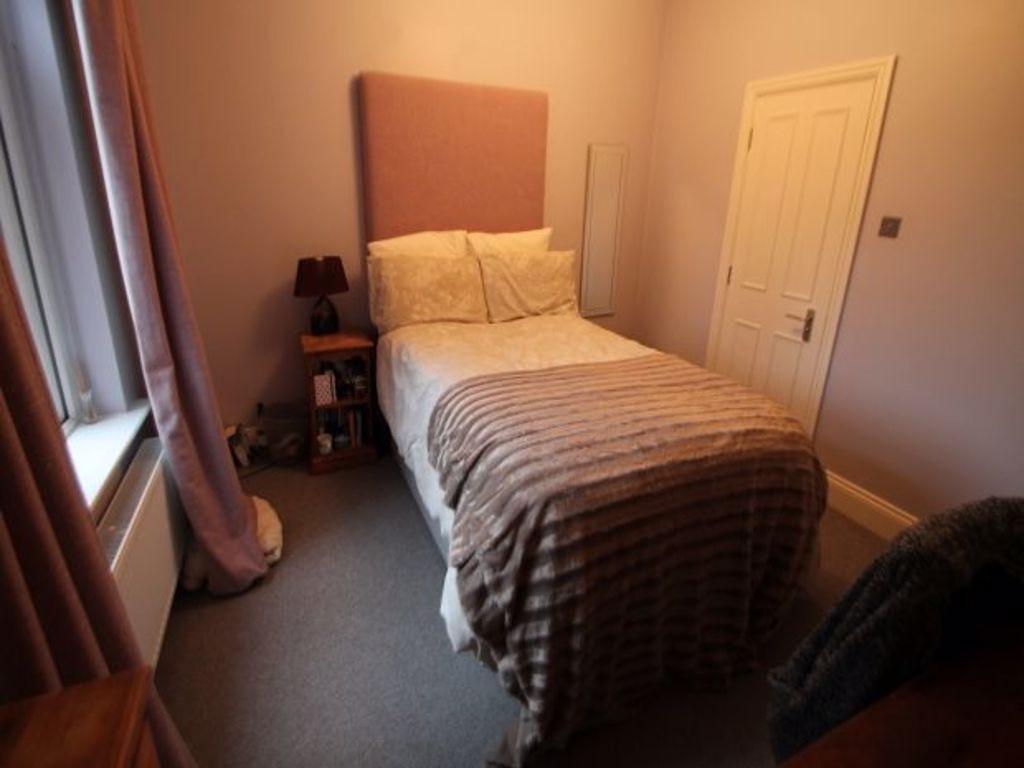 A cozy double bedroom featuring a comfortable b...