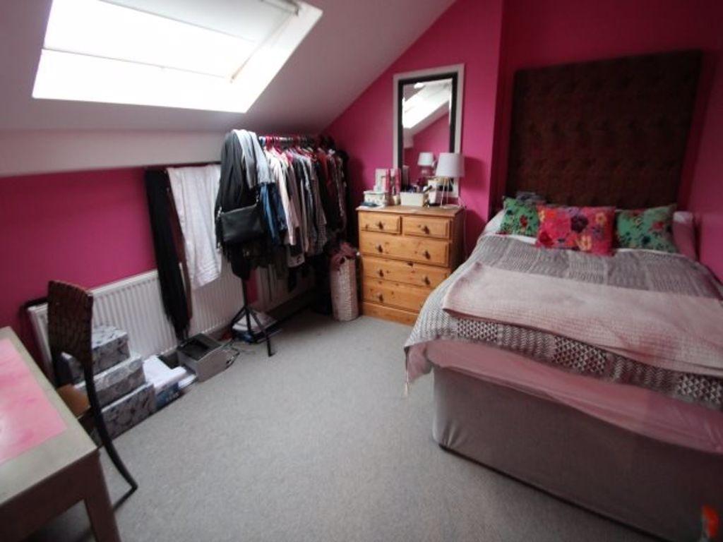 A well-presented double bedroom with a comforta...