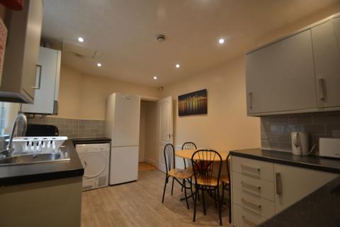 4 bedroom terraced house to rent, Carill Drive, Manchester M14