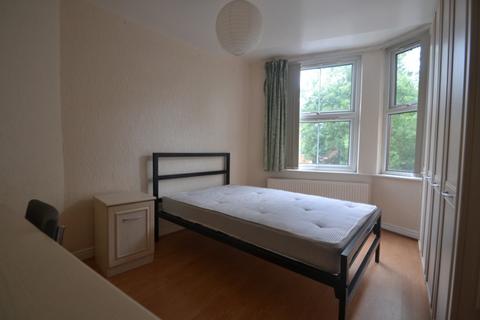 4 bedroom terraced house to rent, Carill Drive, Manchester M14
