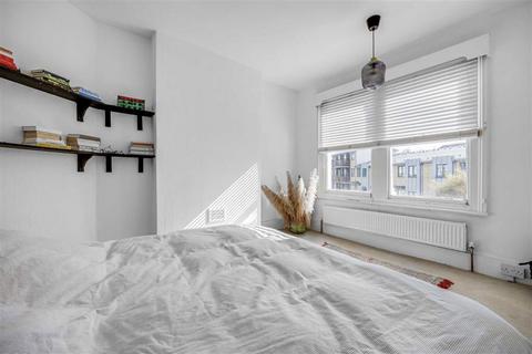 3 bedroom house to rent, Victoria Way, London SE7