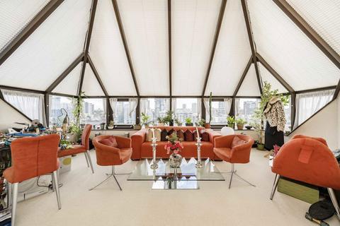 3 bedroom flat for sale, William Morris Way, London SW6