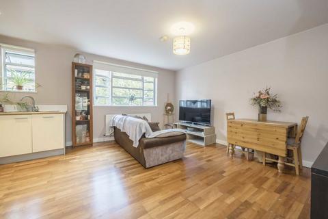 2 bedroom flat for sale, Uxbridge Road, London W5