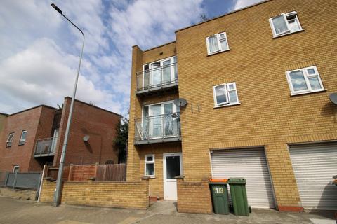 4 bedroom semi-detached house for sale, Newham Way, London, E6