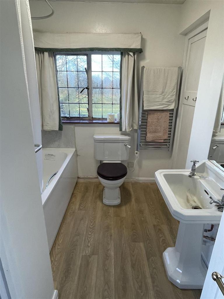 Bathroom 1.JPG