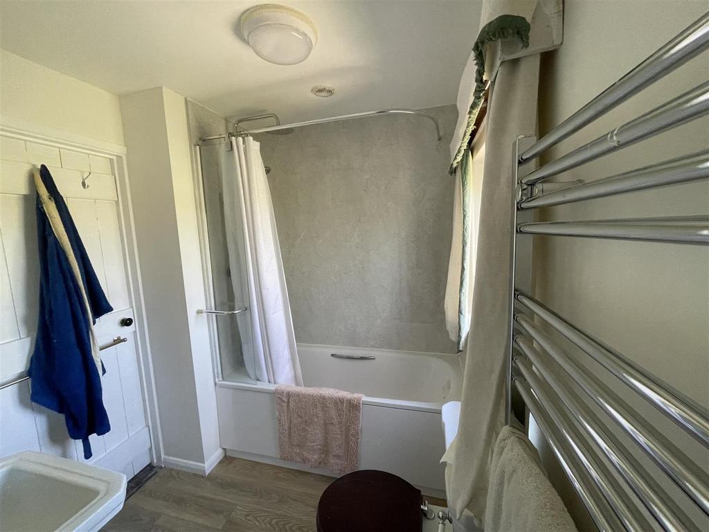 Bathroom 2.JPG