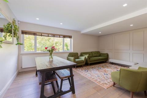 135 Farnham Lane, Slough, SL2 2AS