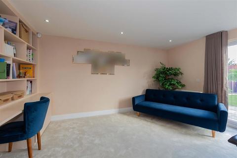 135 Farnham Lane, Slough, SL2 2AS