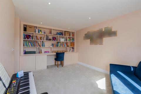 135 Farnham Lane, Slough, SL2 2AS