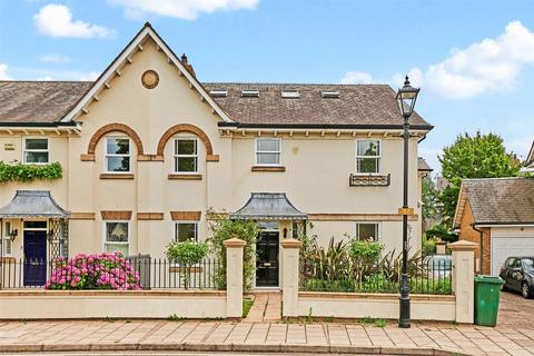 5 bedroom house to rent, Wyatt Drive, London
