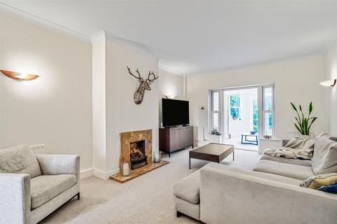 5 bedroom house to rent, Wyatt Drive, London